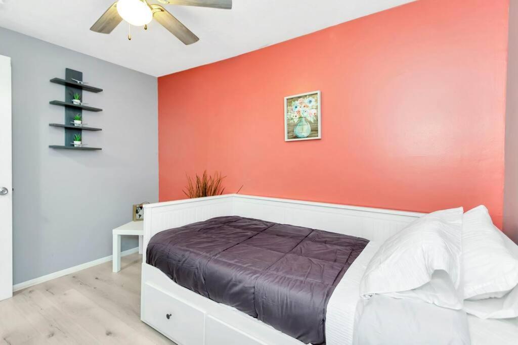 Cozy Bungalow With Patio & Grill, Private And Location 坦帕 外观 照片