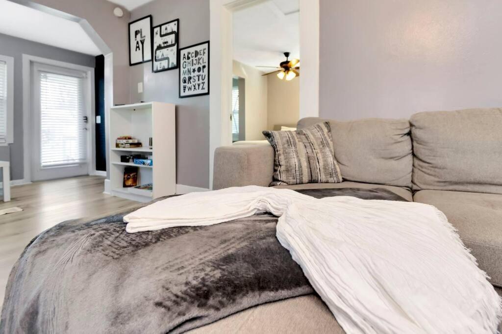 Cozy Bungalow With Patio & Grill, Private And Location 坦帕 外观 照片
