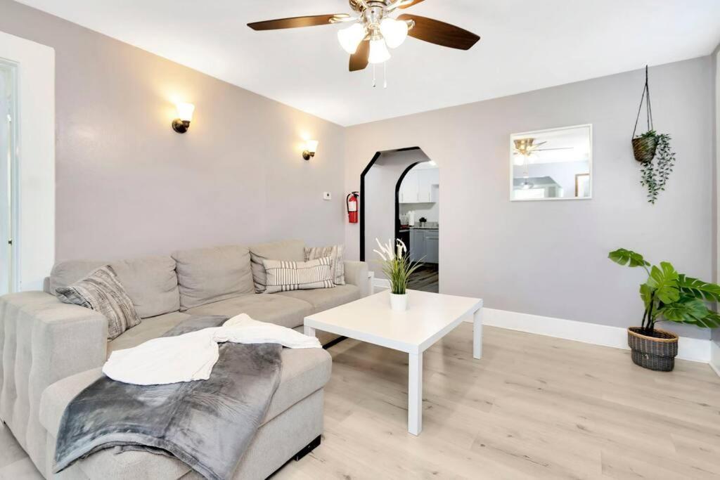 Cozy Bungalow With Patio & Grill, Private And Location 坦帕 外观 照片